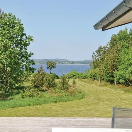 Three-bedroom In Feriehus